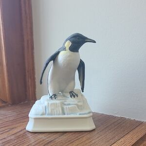 Penguin on Ice Base - Music Box